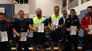 Strahlende Sieger in der S-Klasse: Jannik Frey und Alexandar Savanovic (FC Lohrbach) eingerahmt von den Platzierten Timur Achmetow/Benjamin Lux (SV Niklashausen/SV Adelsheim) und Patrick Geißelhardt/Önder Yenidede (Spvgg Hainstadt/FC Lohrbach) mit BJC-Vorsitzendem Lukas Dörr.