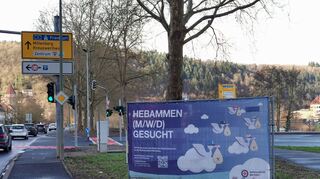 Mit einem großen Banner wirbt die Rotkreuzklinik seit Monaten um Hebammen. Das Echo auf die Aktion ist positiv, doch der Erfolg blieb bislang aus.
