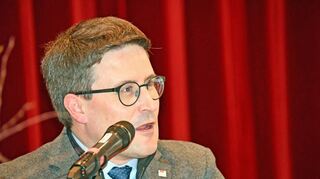 „Schweigen ist Gold, Reden ist Blech“ – das hatte Landrat Christoph Schauder noch am Donnerstag als seine Losung beim Rossmarkt ausgegeben. Einen Tag später kündigt er die Rückkehr Heike Nabers ins Amt an.