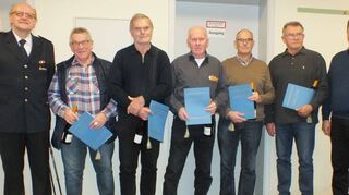 Die neuen Ehrenmitglieder der Freiwilligen Feuerwehr Dertingen zusammen mit Abteilungskommandant Stefan Tiederle (links) und Ortsvorsteher Egon Beuchlein (rechts). Es fehlen Eberhard Hetzer und Hermann Rücker.