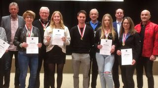 Die Empfänger der Einzelleistungsklasse „Goldbarren und Goldmedaillengewinner Einzelsportler“ gemeinsam mit Bürgermeister Dr. Lukas Braun (Dritter von rechts) sowie den beiden Moderatoren Matthias Götzelmann (Vorsitzender des Sportkreises Tauberbischofsheim, rechts) und Hartmut Schwartz (Zweiter von links).