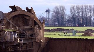 Ein Schaufelradbagger trägt den Erdboden nahe Lützerath ab. Der Braunkohletagebau Garzweiler II soll so erweitert werden.