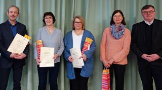 Ehrungen und Verabschiedungen bei der Kirchengemeinde Külsheim-Bronnbach: (von links) Pfarrgemeinderatsvorsitzender Uwe Göbel, Achim Klein, Ilona Spielvogel, Veronika Leimeister, Elfriede Schneider (nach über 30 Jahren als Pfarrsekretärin im Ruhestand) und Pater Joachim Seraphin.