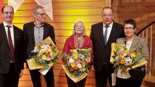 Mit der Bürgermedaille der Stadt Lauda-Königshofen wurden beim Neujahrsempfang wurden die Gemeinderäte Ruth Römig (SPD/FB, Mitte), Herbert Bieber (FBL, Zweiter von links) und Norbert Groß (CDU, im Bild gemeinsam mit Ehefrau Beate) von Bürgermeister Dr. Lukas Braun (links) ausgezeichnet.