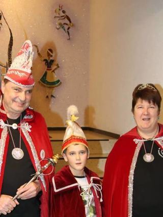 Die „Säuli“ werden in der Kampagne von Prinzessin Andrea I . und Prinz Matthias I. aus Sachsen und dem Kinderprinzenpaar Prinzessin Elisa I. (fehlt auf dem Bild) und Prinz Miro I. regiert (links). Das Bild rechts zeigt die geehrten Mitglieder zusammen mit dem Vorstandsteam Carola Walch, Matthias Brand und Alexander Ullrich.