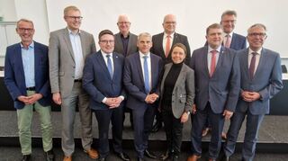 Die Landräte Christoph Schauder (Main-Tauber, Dritter von links) und Dr. Achim Brötel (Neckar-Odenwald, Zweiter von rechts) mit Tourismus-Staatssekretär Dr. Patrick Rapp ((Fünfter von links) im Kreis jener Protagonisten, die mit der Unterzeichnung der Absichtserklärung die künftige Großdestination auf den Weg gebracht haben.