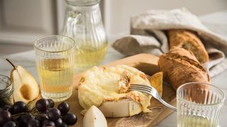 Zu cremigem Käse schmecken leicht säuerliche Weine besonders gut.