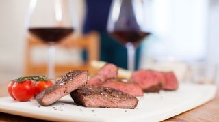 Die Röstaromen von gebratenem oder gegrilltem Steak harmonieren besonders gut mit Rotwein.