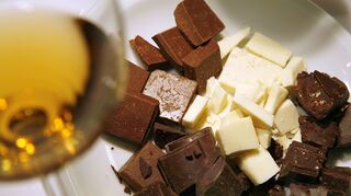 Wein und Schokolade bieten zusammen ein unvergessliches Geschmackserlebnis.