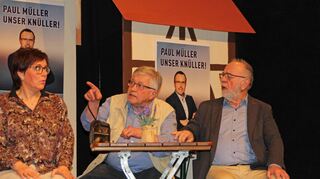 Gemeinderätin Sylvia (Birgit Herrmann), Rentner Peter (Rudi Schlecht, Mitte) und der amtierende stellvertretende Bürgermeister Otto (Gerhard Sprügel) können kaum fassen, was der Wirt und Bürgermeister-Kandidat Paul (Julian Gräf ziert die Plakate) bei der Wahlveranstaltung zum Besten gibt.