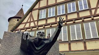 Der bekannten Niederstettener Volkssage vom „Halben Mann“ ist der Rathausbrunnen gewidmet: Mit einer Sense wird in der Erzählung ein Flüchtiger nach einem Gewaltverbrechen in zwei Teile geteilt.