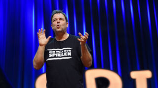 Kommt bald: Martin Rütter mit Mischling Rudi.