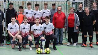 Die B-Junioren der JSG Hettingen/Schlierstadt/Buchen I wurde ganz souverän Futsal-Kreismeister. Unser Bild zeigt die Mannschaft mit ihren Betreuern zusammen mit Rosenbergs Bürgermeister Ralph Matousek (links), Kreisjugendleiterin Patricia Jakob, Spielleiter Harry Langer sowie den Schiedsrichtern.