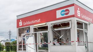 Das Archivbild zeigt einen Geldautomaten in der Nähe eines Baumarkts in Offenburg, der gesprengt wurde.