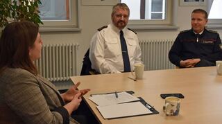 Michael Genzwürker (Mitte) und Jörg Kirschenlohr sprechen mit FN-Redakteurin Nicola Beier über die Angriffe auf Feuerwehrleute.