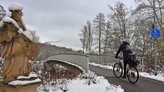 In 2023 soll der Radweg-Ersatzneubau für den alten „Johannissteg“ über die Tauber am Rand des Kurparks realisiert werden.