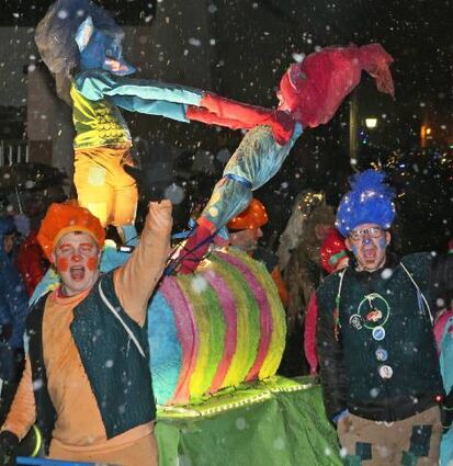 In Reilingen feiern Zehntausende Men-schen am Rand des „Närrischen Nacht-umzuges“.