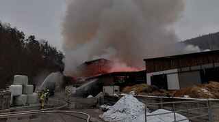 Löscharbeiten an brennender Scheune an "Linkenmühle"