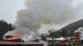 Die Scheune an der Linkenmühle in Rippberg stand am Samstag bis in die Nacht in Flammen. Über 130 Einsatzkräfte bekämpften den Brand.