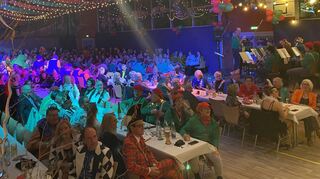 In der gut gefüllten Hainstadter Mehrzweckhalle wurde bei der Eröffnungssitzung des Narrenrings Main-Neckar vor Begeisterung manche „Rakete“ gezündet.