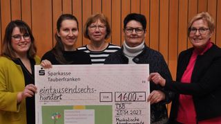 Die Spendenübergabe mit (von links) Madeleine Wagner (Lebensfarben), Bezirkskantorin Julia Kohler, Mechthild Geiger (Singgemeinschaft Gissigheim), Elsbeth Kiesel und Gerda Winzig (Frauenchor Offener Singtreff).