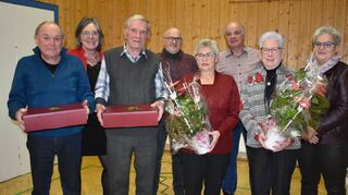 Für ihre 40-jährige Mitgliedschaft in der Chorgemeinschaft wurden durch die beiden Vorsitzenden Inge Hasenfuß-Deschner (rechts) und Inge Bauer (Zweite von links) einige Mitglieder geehrt.