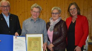Für 40 Jahre Singen im Chor wurde Alois Hehn (Zweiter von links) von Hubert Heffele, Vizepräsident des Sängerbundes Badisch Franken geehrt und von der Chorgemeinschaft zum Ehrenmitglied ernannt.