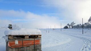 Die Straße zum Baugebiet „Steinäcker rechts“ liegt zurzeit unter einer dicken Schneedecke.