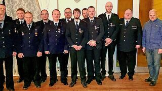 Die geehrten Mitglieder der Freiwilligen Feuerwehr Nassig mit Ortsvorsteher Volker Mohr (rechts) und Stadtbrandmeister Torsten Schmidt (Zweiter von rechts).