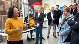 Die Arbeit des Fraunhofer-Instituts für Silicatforschung in Bronnbach erläuterte Sabrina Rota, Leiterin Internationales Zentrum für Kulturgüterschutz und Konservierungsforschung (links), Ministerin Nicole Razavi (vorne, Zweite von rechts) und und Landrat Christoph Schauder (rechts).