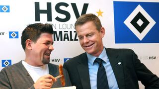 Als HSV-Vorstandsmitglied hatte Joachim Hilke schon hinlänglich Berührungspunkte mit dem Showgeschäft, hier in Person von TV-Koch Tim Mälzer.