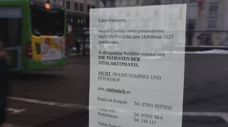 Am Bahnhofsplatz findet man dieses Infoblatt – vor der ehemaligen Praxis Träger.