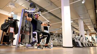 Ein Mann trainiert im Fitnessstudio. Nach langen Corona-Schließungen ist das Training mittlerweile wieder ohne Auflagen möglich, gänzlich sorgenfrei ist die Branche deswegen jedoch nicht. Die Probleme sind dabei vielschichtig.
