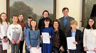 Freuen sich über ihre Erfolge beim Regionalwettbewerb „Jugend musiziert“: die jungen Streicherinnen und Pianisten (linkes Bild) der Musikschule Wertheim mit ihren Lehrkräften.