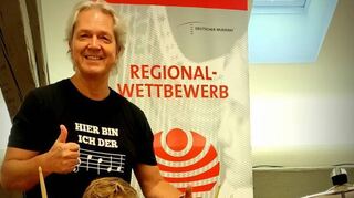 Erfolgreich teilgenommen haben am Regionalwettbewerb „Jugend musiziert“ von der Musikschule Freudenberg Jakob Eckert (linkes Bild mit seinem Lehrer Michael Korn) und Lasse Wölfelschneider (mit seinem Lehrer Andreas Voigt).