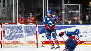Adler-Verteidiger Fabrizio Pilu (rechts) trifft hier zum zwischenzeitlichen 2:2. Es war das erste Profi-Tor des 20-Jährigen für Mannheim.
