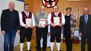 Besondere Ehrungen (von links): Steffen Adelmann, Dirigent Frank Wagenblast, Alfred Wegert , Hilmar Hehn, Karin Körner und Herbert Münkel. r