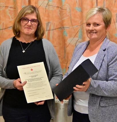 Margit Hörner (links) wurde von Kembachs Ortsvorsteherin Tanja Bolg für 50-maliges Blutspenden in der Ortschaftsratssitzung ausgezeichnet.