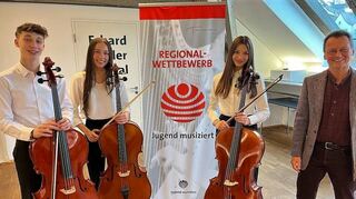 Beim Regionalwettbewerb „Jugend musiziert 2023“ gewann das Cello-Trio Kristian Koppányi, Ida Fischer und Jule Reichert unter Leitung von Musiklehrer Edgar Tempel einen ersten Preis mit Weiterleitung zum Landeswettbewerb.