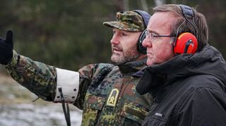 Antrittsbesuch bei der Bundeswehr: Verteidigungsminister Boris Pistorius (SPD, rechts) spricht auf dem Truppenübungsplatz Altengrabow mit Soldaten.