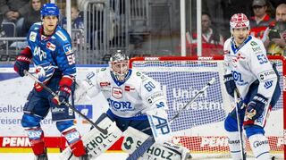 Auch Adler-Stürmer Tyler Gaudet (l.) konnte Schwenningens Torhüter Joacim Eriksson am Donnerstagabend nicht überwinden.