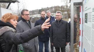 Dr. Jutta Weber, Geschäftsführerin des Geo-Naturparks Bergstraße-Odenwald, erläutert die Bodenprofilstele Minister Peter Hauk (links) und Landrat Dr. Achim Brötel.
