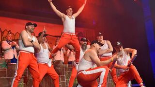 Athletisch präsentierte sich das „Bischemer Buben Ballett“ auf der Narrenbühne.