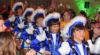 Links: Die Prinzengarde Grünsfeld war wieder ein Augenschmaus. Rechts: Conférencier Gerhard Fleuchaus mit Zeremonienmeister Carsten Wirth, Prinzenpaar Alex II./Heidrun I. sowie Kalroben-Chefin Susann Schäfer.