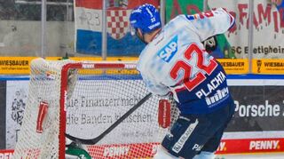 Die Entscheidung in Bietigheim: Matthias Plachta versenkt den entscheidenden Penalty zum 5:4-Sieg der Adler.