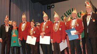 Ehrungen bei den Külsheimer Brunnenputzern: Das Bild zeigt (von links) Thomas Schmelcher, Jugendvertreter des Narrenrings Main-Neckar, Ulrike Adelmann, Jürgen Thoma, Velia Weber, Bernhard Wölfelschneider, Rudi Füger und Hans Seubert sowie Erwin Nentwich, Schatzmeister des Narrenrings.