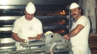 Bild aus alter Zeit: Bäckermeister Karl-Heinz Sans (rechts) mit einem Auszubildenden in der Backstube.