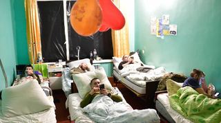 In den Krankenzimmern mit den mintgrün gestrichenen Wänden liegen die verletzten Soldaten auf alten Matratzen.
