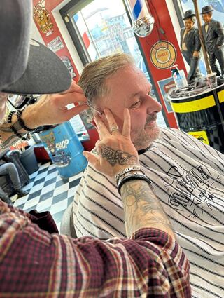 FN-Redakteur Michael Weber-Schwarz im Selbstversuch bei Barber Marc Recknagel. Für eine Retro-Frisur im Stil der 1920er und 30er Jahre geht’s mit dem Rasiermesser bis auf die Kopfhaut. „Low fade“ nennt sich heute der Schnitt.