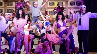 Sie sorgen jedes Jahr für den gelungenen Höhepunkt der Show: Das Männerballett fuhr in diesem Jahr mit dem „U-Boot ins Ungewisse“.